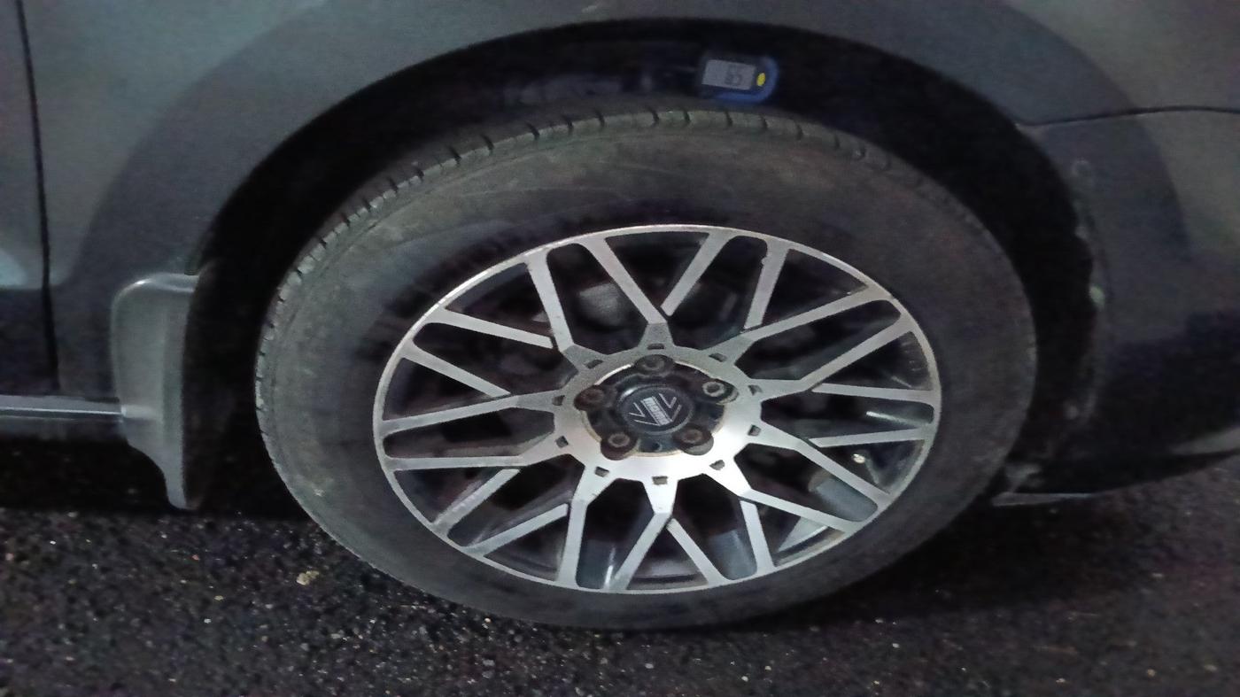 2017 Volkswagen Vento HIGHLINE 1.5 AT, Diesel, Automatic, 1,03,599 km, tyre