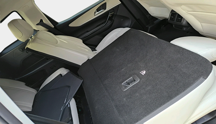 2025 Mahindra XUV700 AX 7 D MT 7 STR, Diesel, Manual, 13,163 km, interior