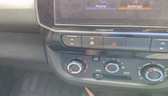 2022 Renault Kwid RXT 1.0 AMT, Petrol, Automatic, 45,012 km, interior