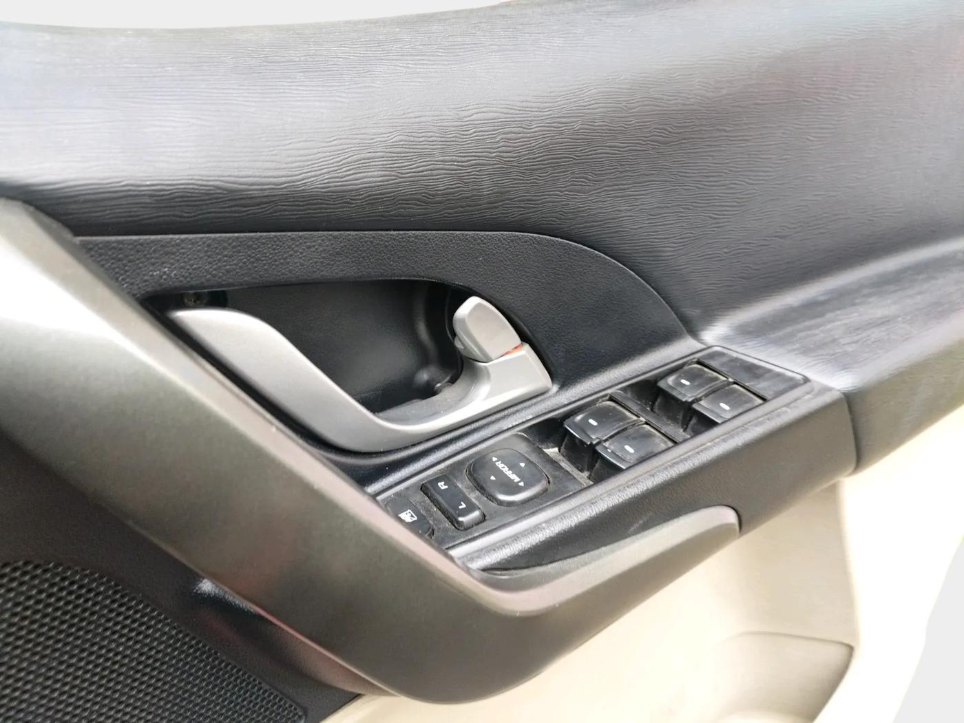 2015 Mahindra XUV500 W10, Diesel, Manual, 1,62,435 km, interior