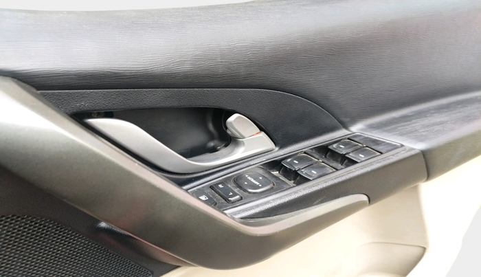 2015 Mahindra XUV500 W10, Diesel, Manual, 1,62,435 km, interior