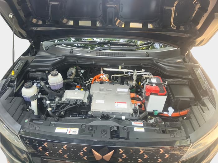 2023 Mahindra XUV400 EL 7.2 KW, Electric, Automatic, 2,118 km, exterior