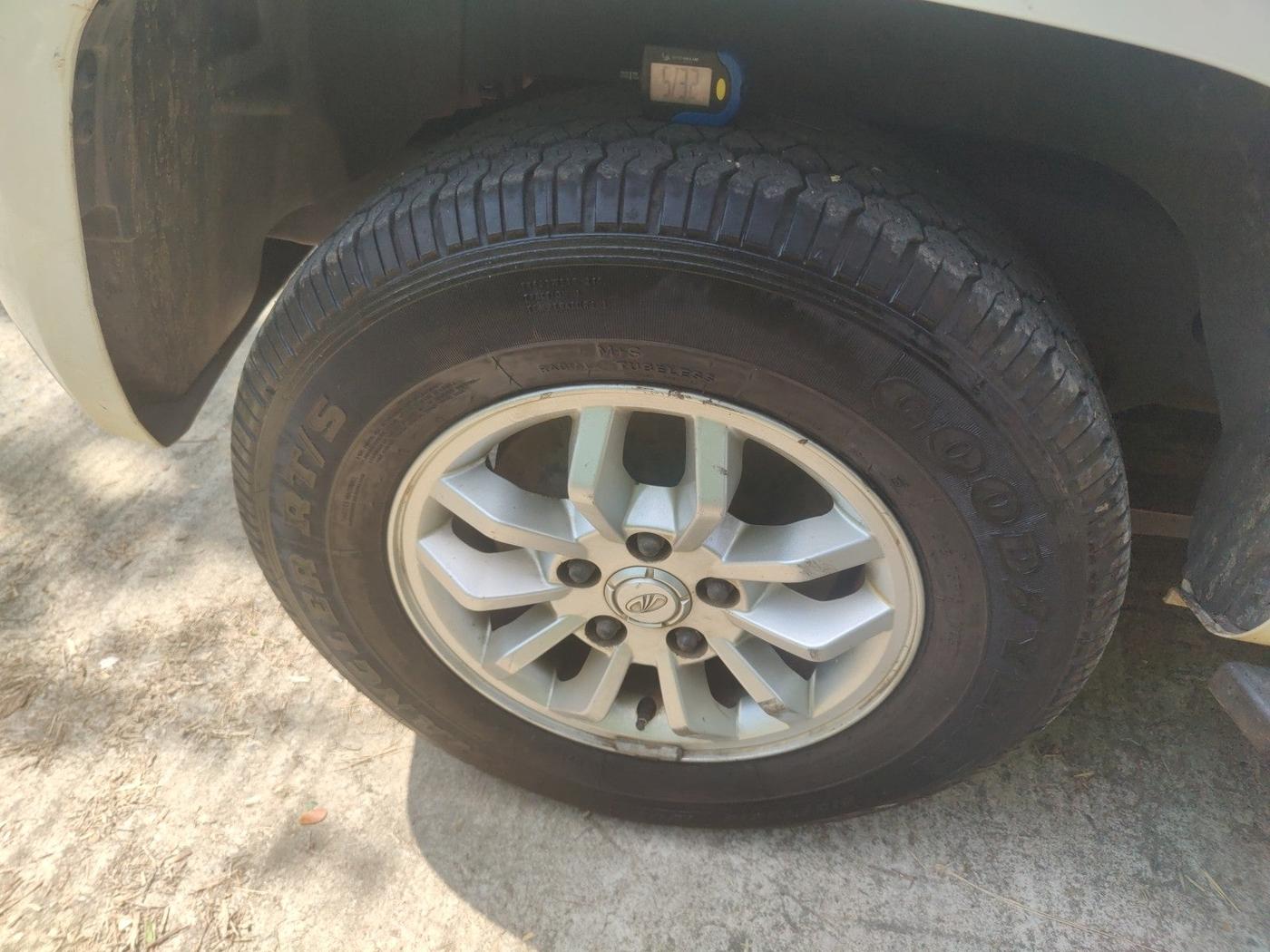 2017 Mahindra TUV300 T8 AMT, Diesel, Automatic, 73,992 km, tyre