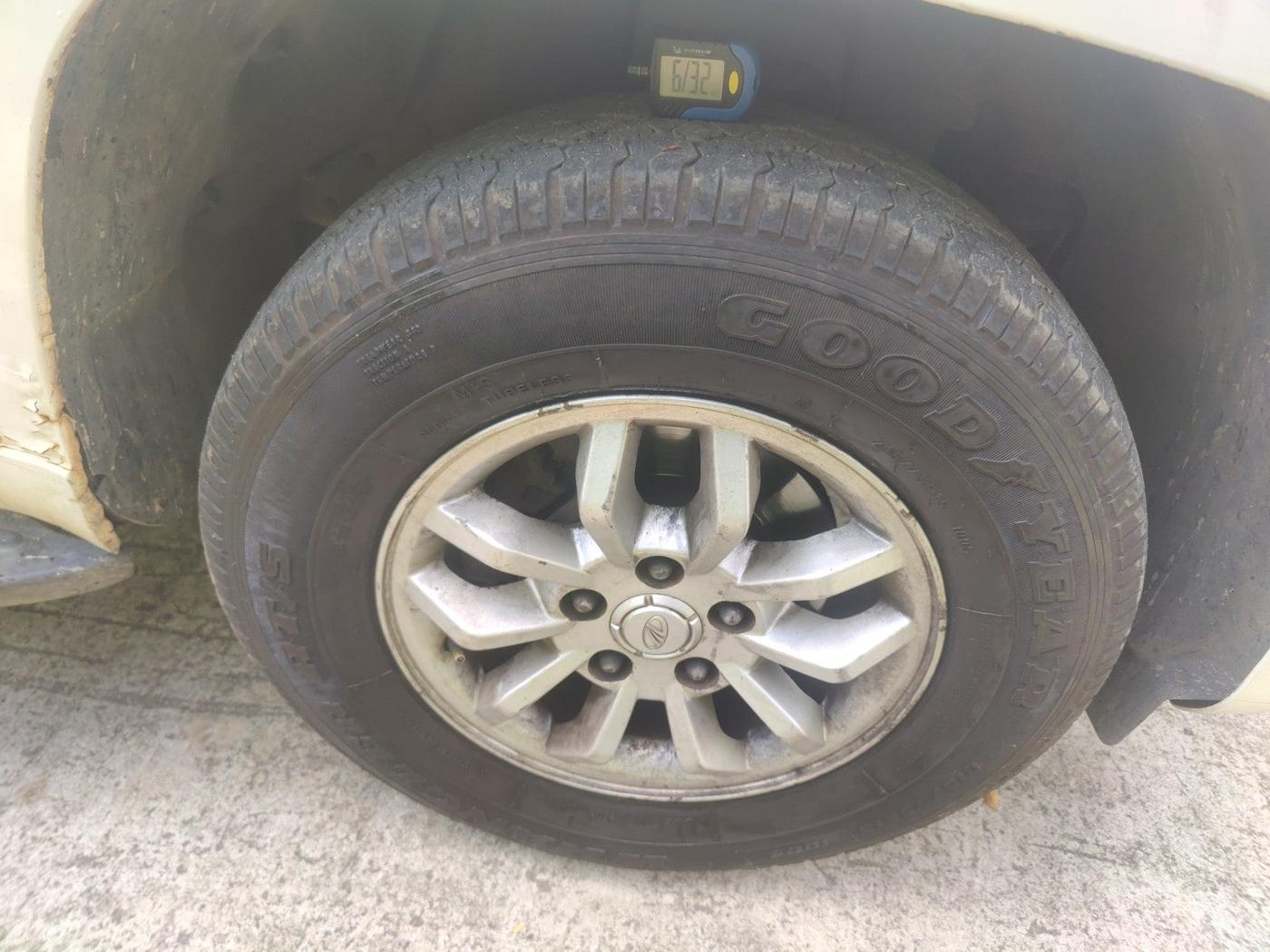 2017 Mahindra TUV300 T8 AMT, Diesel, Automatic, 73,992 km, tyre