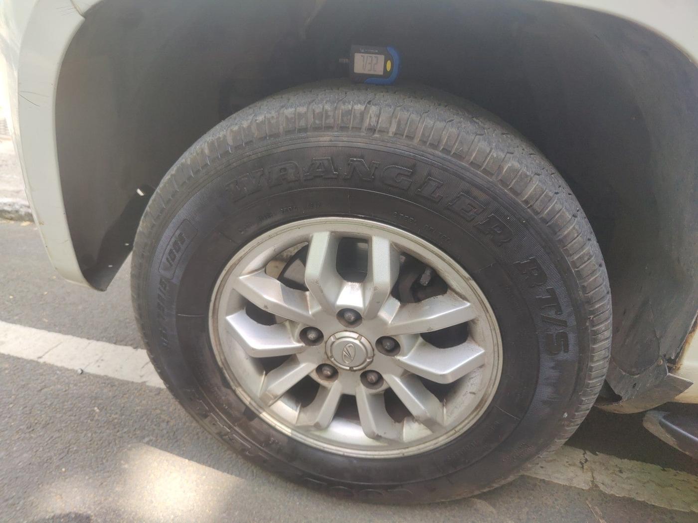 2017 Mahindra TUV300 T8 AMT, Diesel, Automatic, 73,992 km, tyre