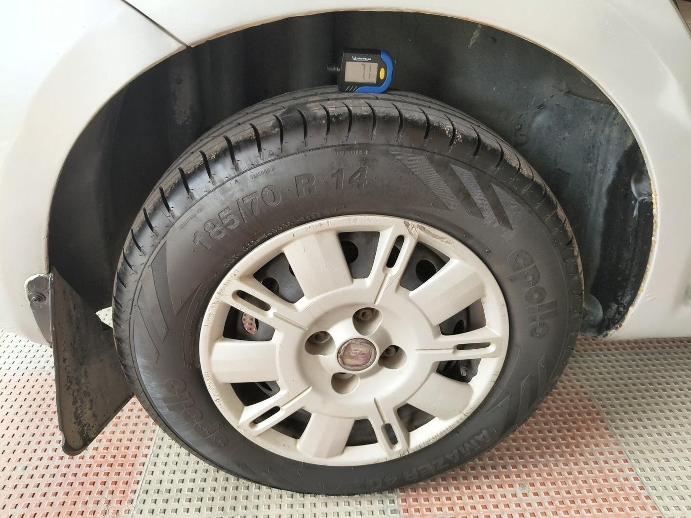 2013 Fiat Linea ACTIVE 1.3 L, Diesel, Manual, 80,508 km, tyre