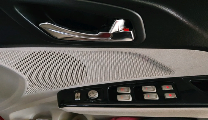 2020 Mahindra XUV300 W8 (O) 1.5 DIESEL, Diesel, Manual, 1,40,276 km, interior