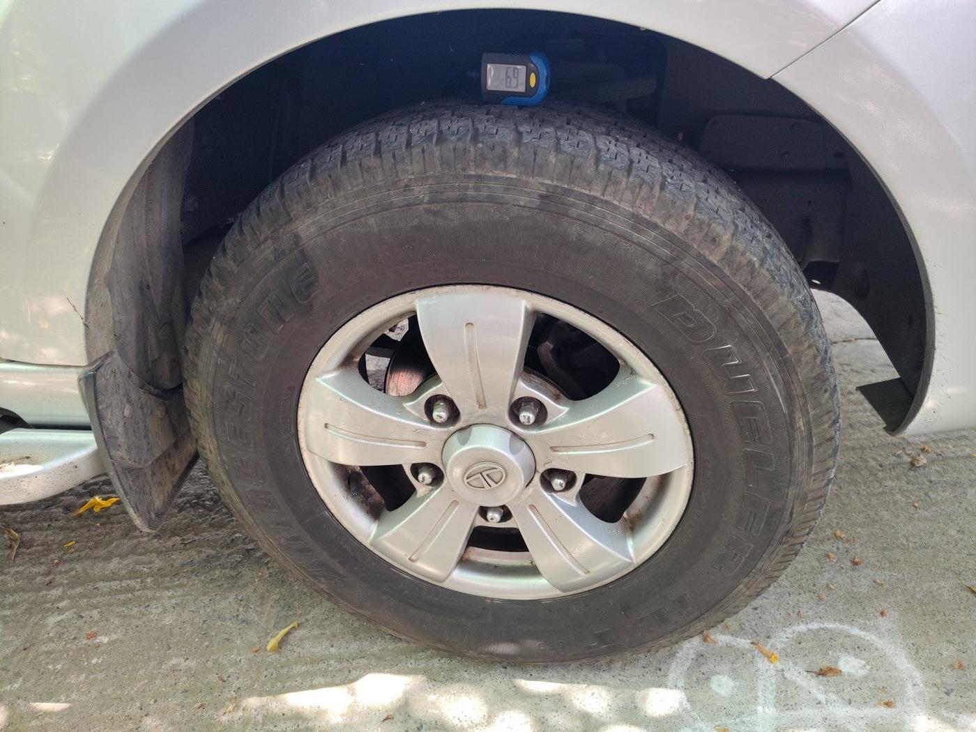 2012 Tata Safari Storme 2.2 VX 4X2, Diesel, Manual, 1,74,435 km, tyre