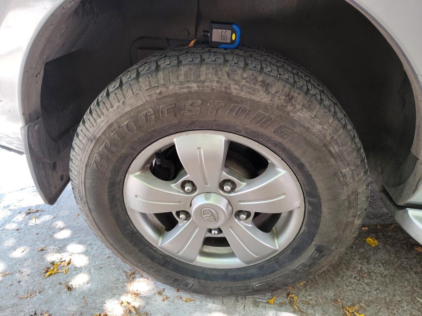 2012 Tata Safari Storme 2.2 VX 4X2, Diesel, Manual, 1,74,435 km, tyre