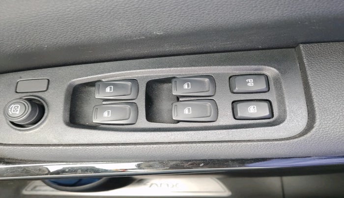 2024 Mahindra XUV700 AX 5 P MT 7 STR, Petrol, Manual, 16,043 km, interior