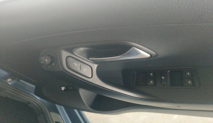 2017 Volkswagen Vento HIGHLINE 1.6 MPI, Petrol, Manual, 60,849 km, interior