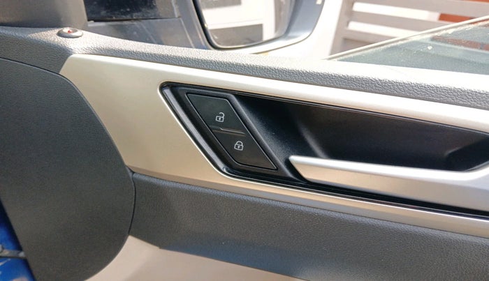 2023 Volkswagen VIRTUS TOPLINE TSI 1.0 AT, Petrol, Automatic, 33,414 km, interior