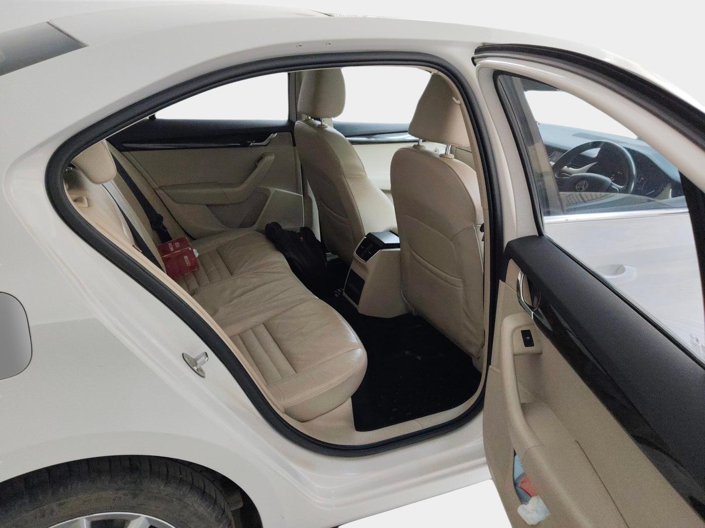 2015 Skoda Octavia STYLE PLUS AT 1.8 TSI, Petrol, Automatic, 70,185 km, interior