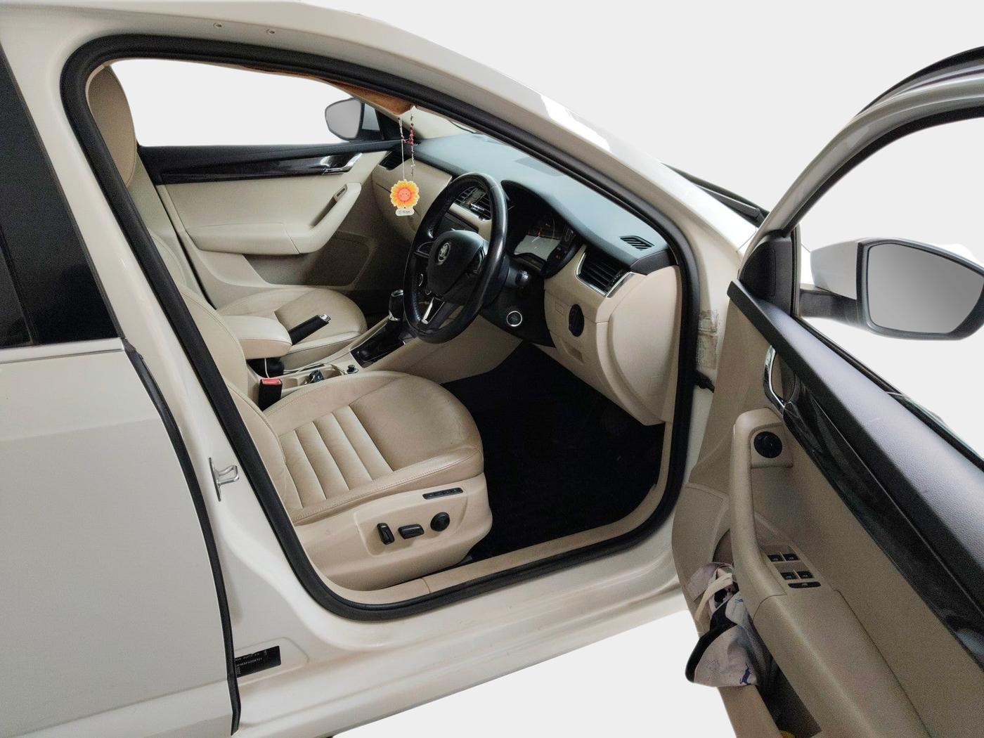 2015 Skoda Octavia STYLE PLUS AT 1.8 TSI, Petrol, Automatic, 70,185 km, interior