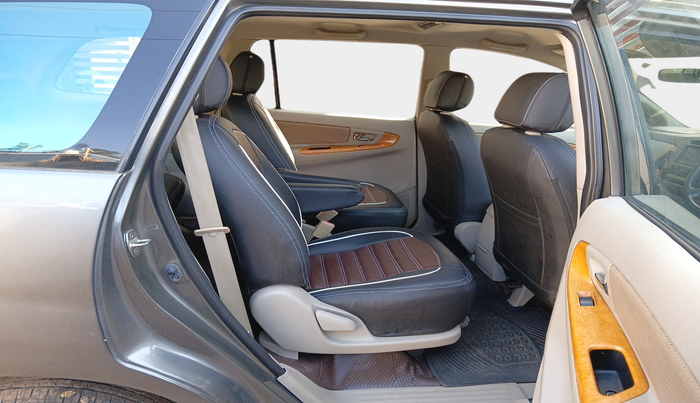 2010 Toyota Innova V 2.5 7 STR, Diesel, Manual, 1,05,304 km, interior