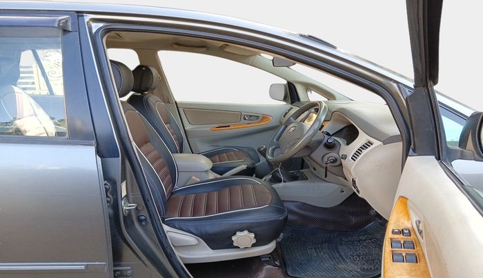 2010 Toyota Innova V 2.5 7 STR, Diesel, Manual, 1,05,304 km, interior