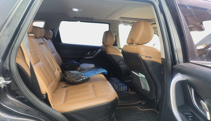 2018 Mahindra XUV500 W11, Diesel, Manual, 1,55,301 km, interior