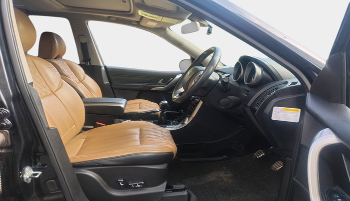 2018 Mahindra XUV500 W11, Diesel, Manual, 1,55,301 km, interior