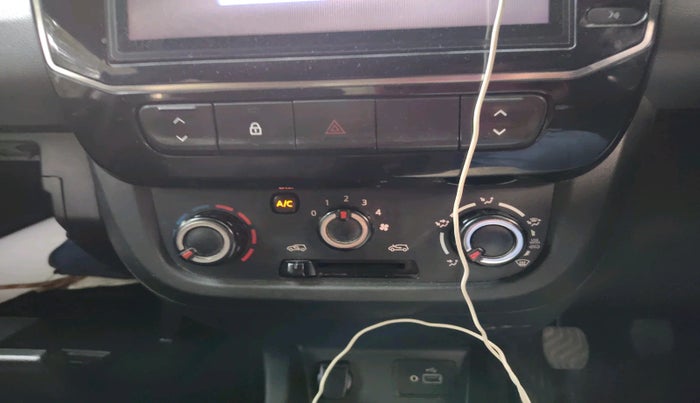 2021 Renault Kwid RXT 1.0 (O), Petrol, Manual, 1,06,420 km, interior