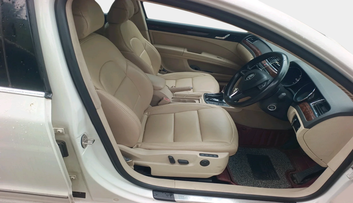 2014 Skoda Superb ELEGANCE 1.8 TSI AT, Petrol, Automatic, 1,11,233 km, interior