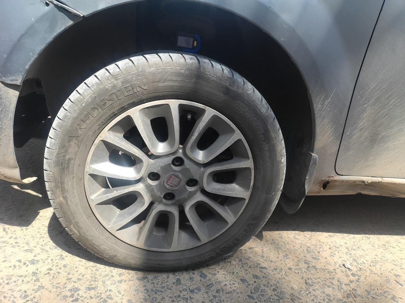 2015 Fiat Punto EVO EMOTION 1.3 MULTIJET, Diesel, Manual, 1,76,119 km, tyre