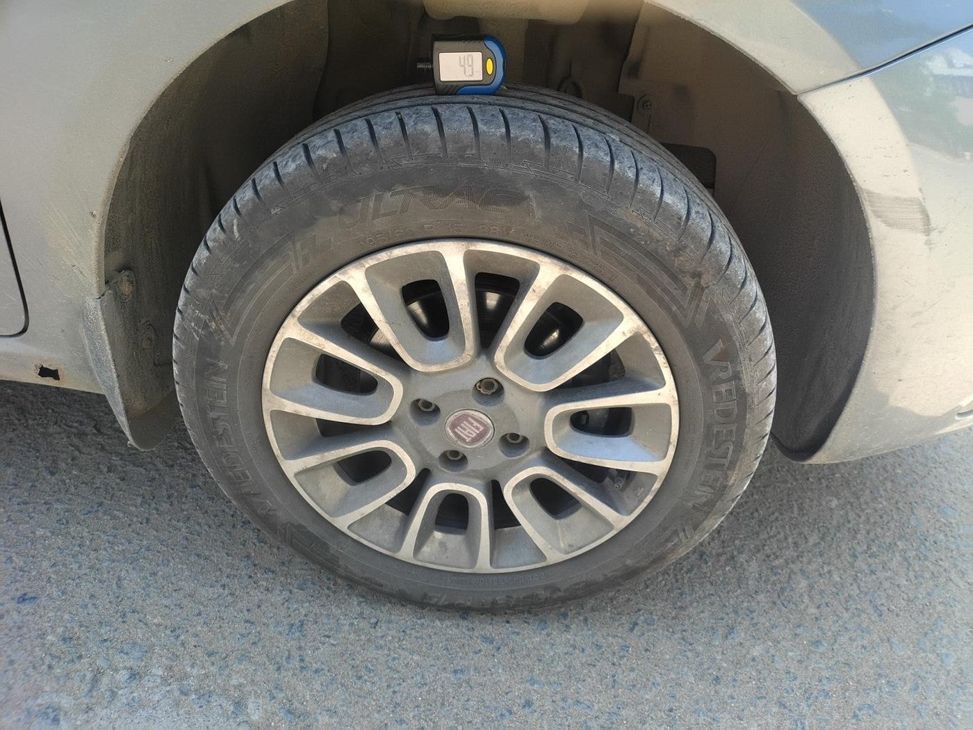 2015 Fiat Punto EVO EMOTION 1.3 MULTIJET, Diesel, Manual, 1,76,119 km, tyre