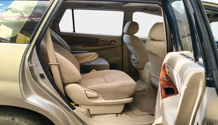 2006 Toyota Innova V 2.5 7 STR, Diesel, Manual, 3,03,318 km, interior