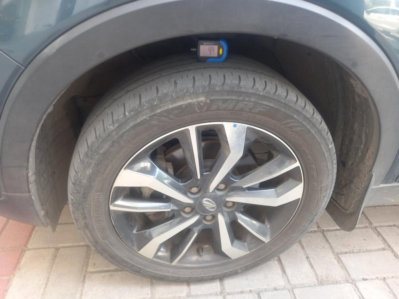 2019 Mahindra XUV300 W8 (O) 1.5 DIESEL AMT, Diesel, Automatic, 77,042 km, tyre