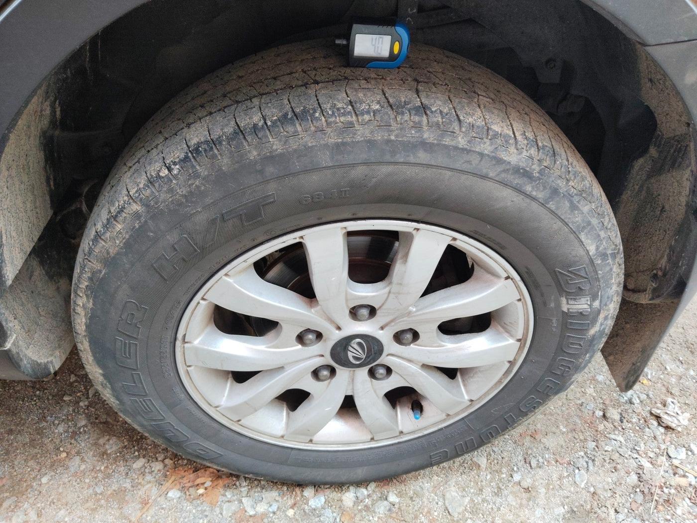 2016 Mahindra XUV500 W8, Diesel, Manual, 1,41,013 km, tyre