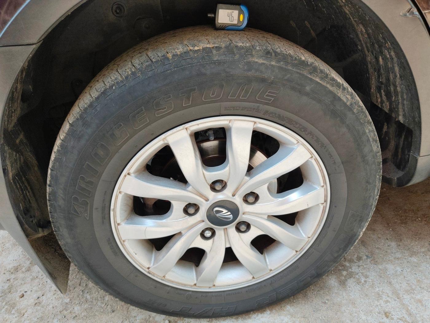 2016 Mahindra XUV500 W8, Diesel, Manual, 1,41,013 km, tyre