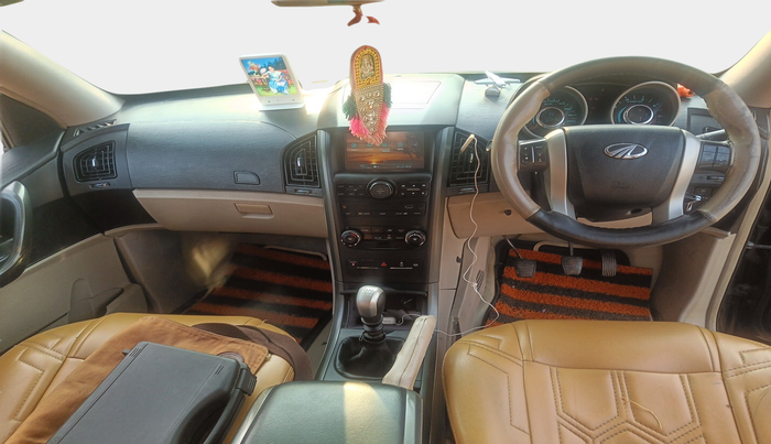 2017 Mahindra XUV500 W6, Diesel, Manual, 1,00,322 km, interior