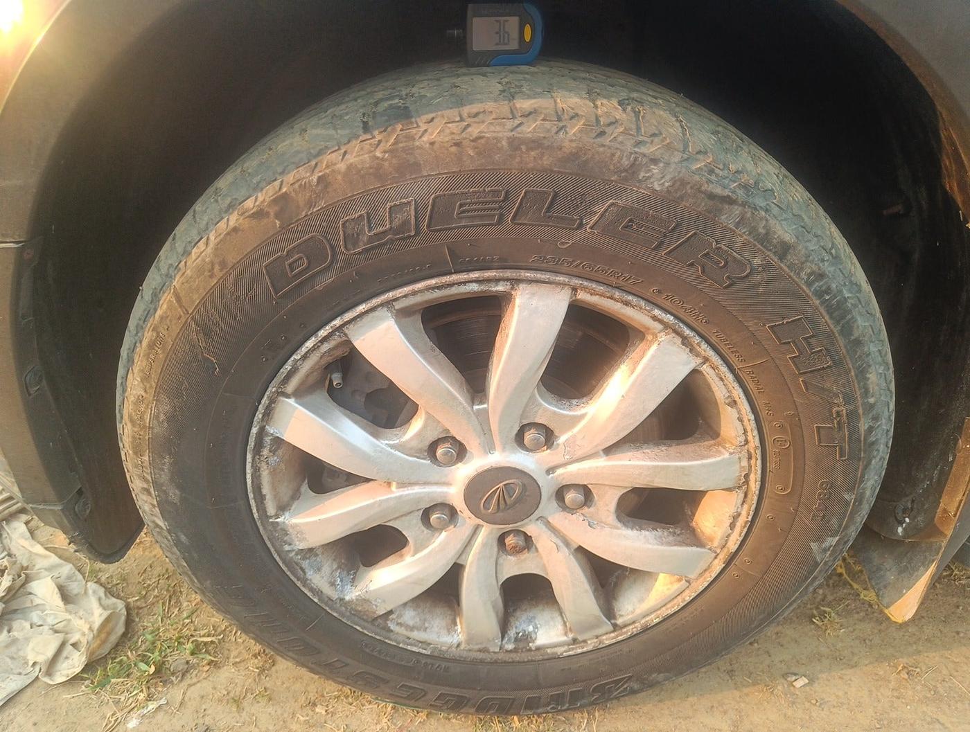 2017 Mahindra XUV500 W6, Diesel, Manual, 1,00,322 km, tyre