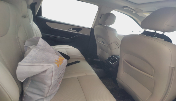 2021 Mahindra XUV700 AX 7 LUXURY P AT 7 STR, Petrol, Automatic, 29,044 km, interior