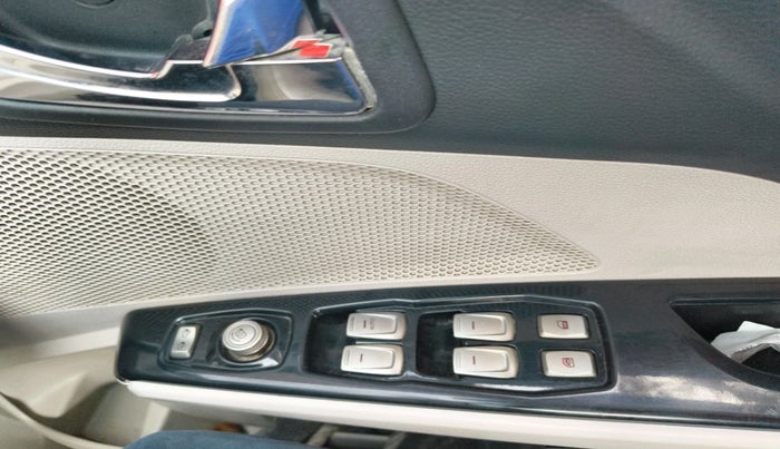 2020 Mahindra XUV300 W8 (O) 1.2 PETROL, Petrol, Manual, 55,190 km, interior