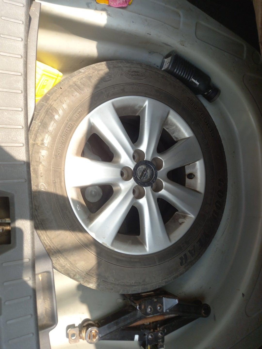 2010 Toyota Corolla Altis G DIESEL, Diesel, Manual, 2,87,401 km, tyre