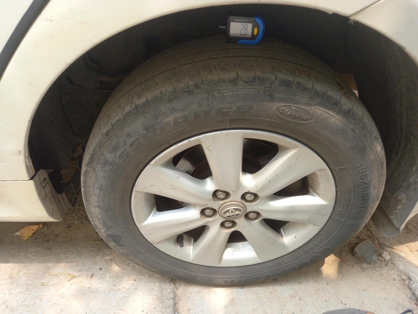 2010 Toyota Corolla Altis G DIESEL, Diesel, Manual, 2,87,401 km, tyre