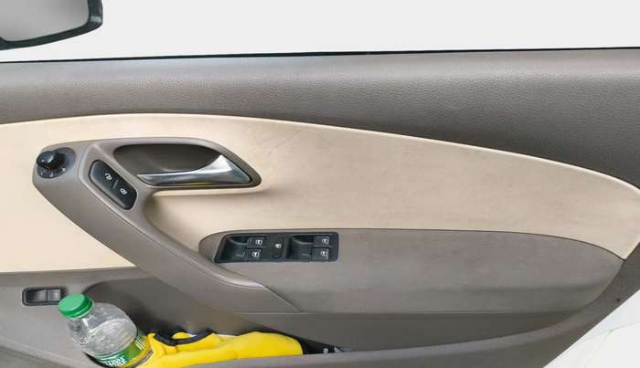 2010 Volkswagen Vento HIGHLINE 1.6 MPI, Petrol, Manual, 1,06,277 km, interior