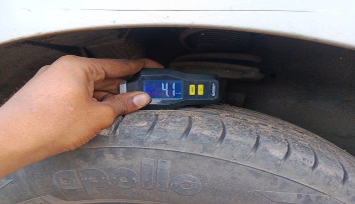 2012 Maruti Swift ZXI, Petrol, Manual, 2,26,288 km, tyre