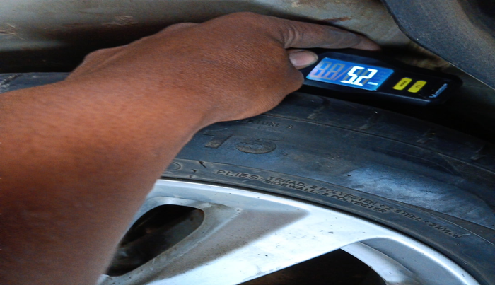 2012 Maruti Swift ZXI, Petrol, Manual, 2,26,288 km, tyre