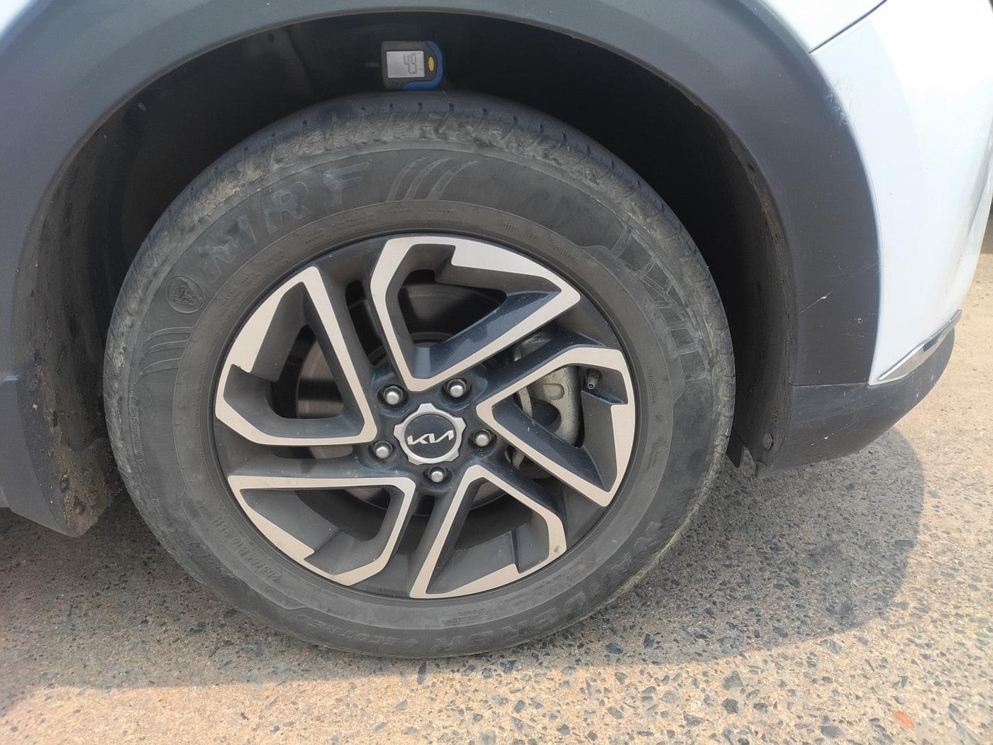 2022 KIA CARENS PRESTIGE PLUS 1.4 PETROL 7 STR, Petrol, Manual, 34,596 km, tyre