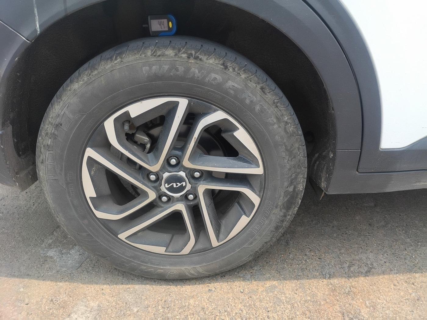 2022 KIA CARENS PRESTIGE PLUS 1.4 PETROL 7 STR, Petrol, Manual, 34,596 km, tyre
