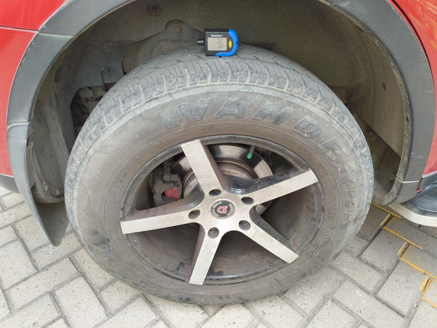 2015 Mahindra XUV500 W6, Diesel, Manual, 90,577 km, tyre