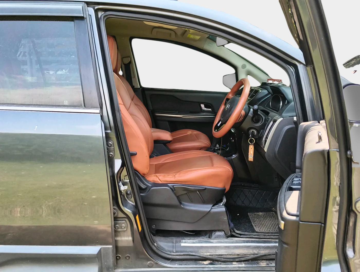 2017 Tata Hexa XMA 4X2 7 STR, Diesel, Automatic, 1,32,254 km, interior