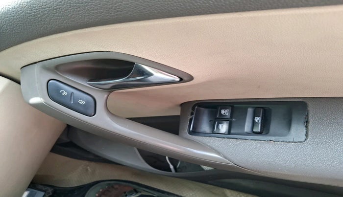 2011 Volkswagen Vento TRENDLINE 1.6, Petrol, Manual, 1,17,332 km, interior