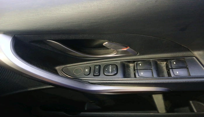 2018 Mahindra XUV500 W7, Diesel, Manual, 66,846 km, interior