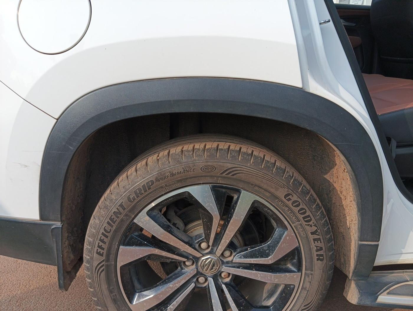 2023 MG HECTOR PLUS SAVVY PRO 1.5 TURBO CVT 7 STR, Petrol, Automatic, 15,049 km, tyre