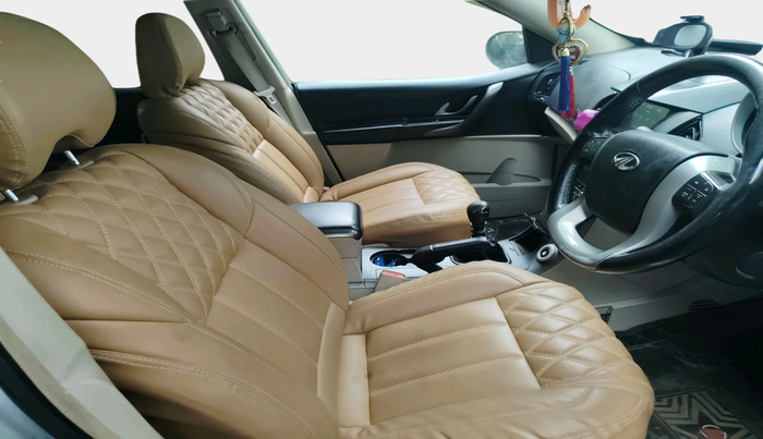 2015 Mahindra XUV500 W10, Diesel, Manual, 1,25,086 km, interior