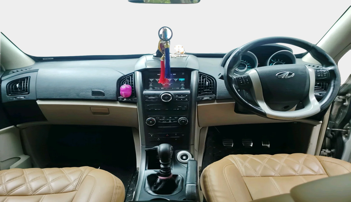 2015 Mahindra XUV500 W10, Diesel, Manual, 1,25,086 km, interior