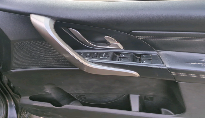 2018 Mahindra XUV500 W11, Diesel, Manual, 1,42,887 km, interior