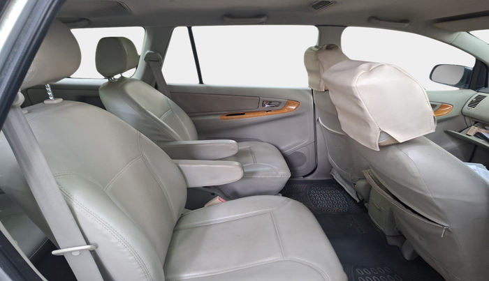 2011 Toyota Innova V 2.5 7 STR, Diesel, Manual, 1,36,959 km, interior